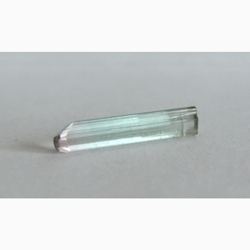 Фото 8. Турмалин полихромный, прозрачный кристалл с головкой