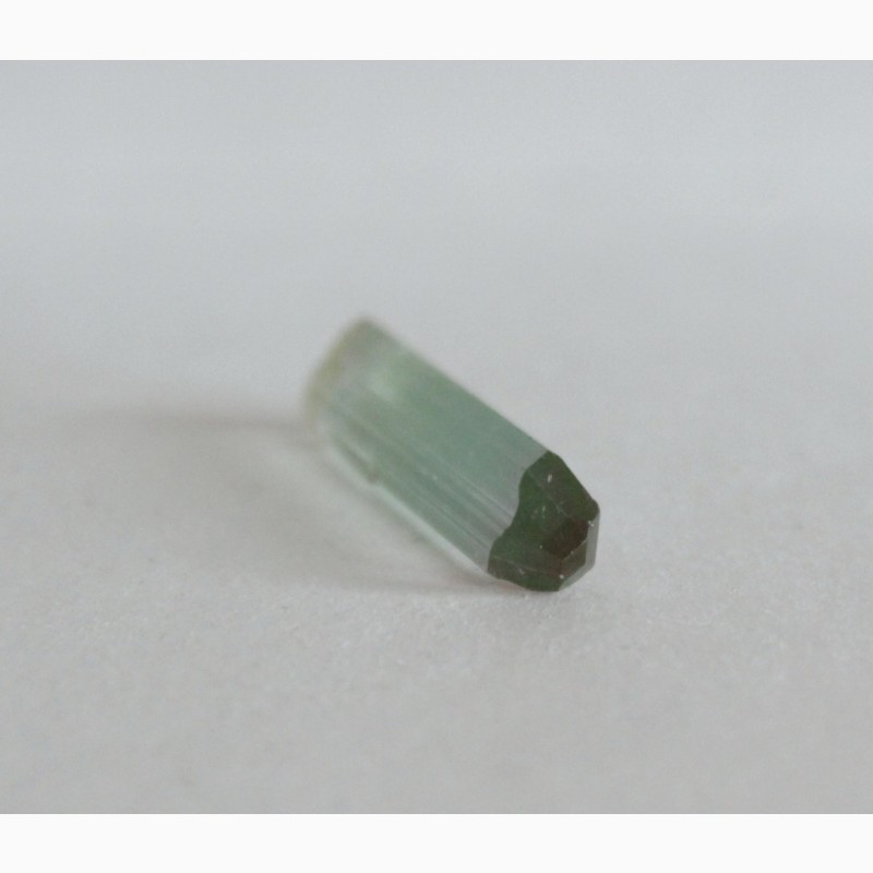 Фото 9. Турмалин полихромный, прозрачный кристалл с головкой