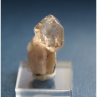 Скипетровидный прозрачный кварц на кристалле дымчатого кварца