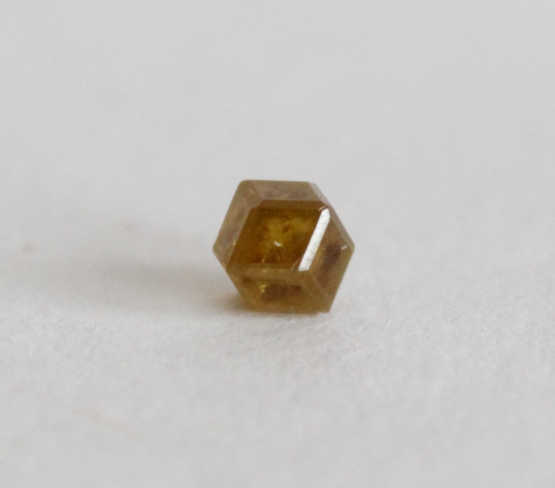 Фото 2. Топазолит, превосходно сформированный кристалл