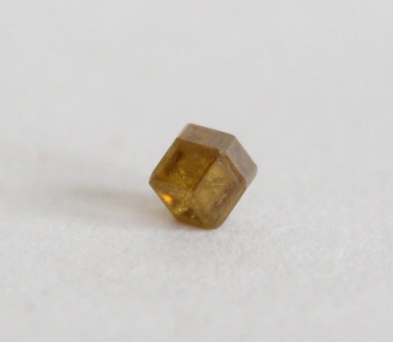 Фото 3. Топазолит, превосходно сформированный кристалл