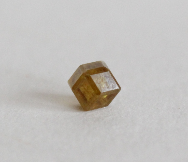 Фото 4. Топазолит, превосходно сформированный кристалл