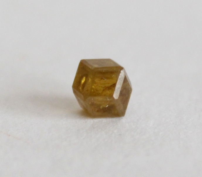 Фото 5. Топазолит, превосходно сформированный кристалл