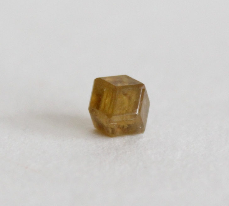 Фото 7. Топазолит, превосходно сформированный кристалл