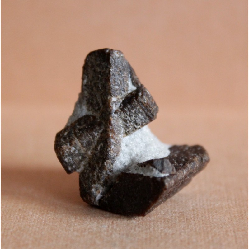 Фото 2. Сложный сросток кристаллов ставролита