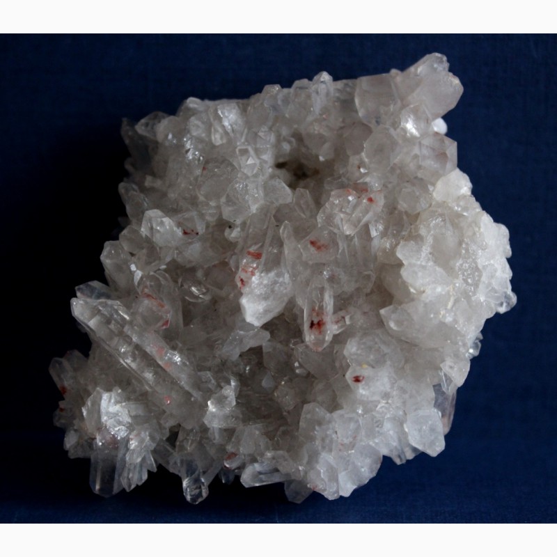 Фото 3. Друза кристаллов кварца с гематитом