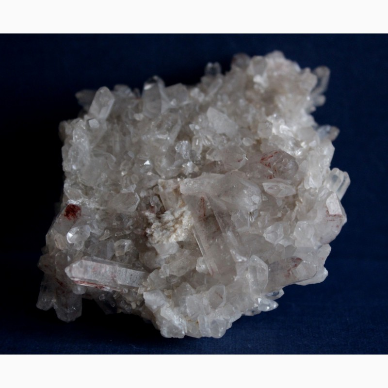 Фото 7. Друза кристаллов кварца с гематитом