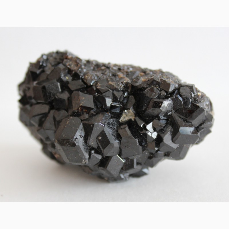 Фото 10. Андрадит (черный гранат), кристаллы на породе