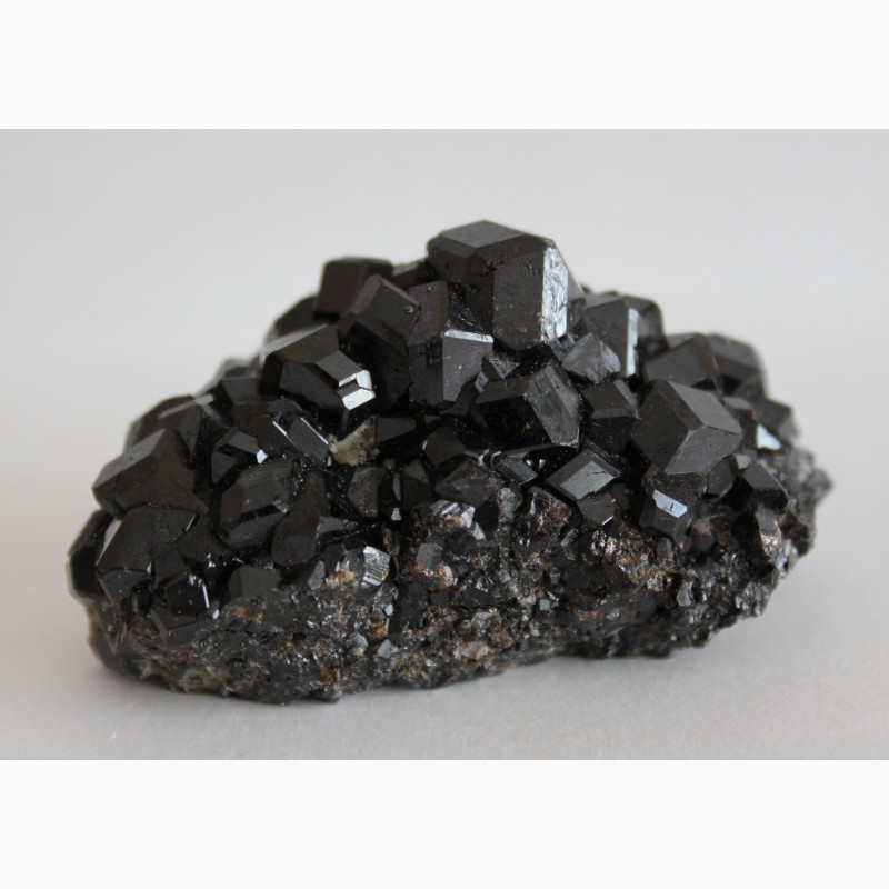 Фото 2. Андрадит (черный гранат), кристаллы на породе