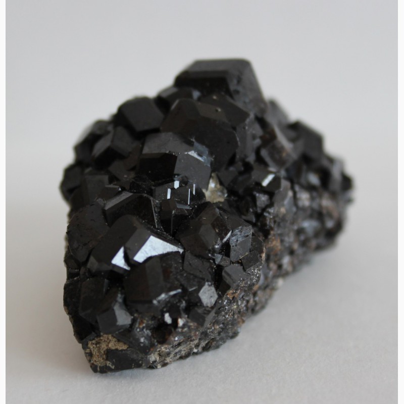 Фото 3. Андрадит (черный гранат), кристаллы на породе