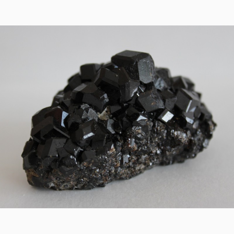 Фото 4. Андрадит (черный гранат), кристаллы на породе
