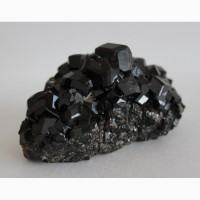 Андрадит (черный гранат), кристаллы на породе