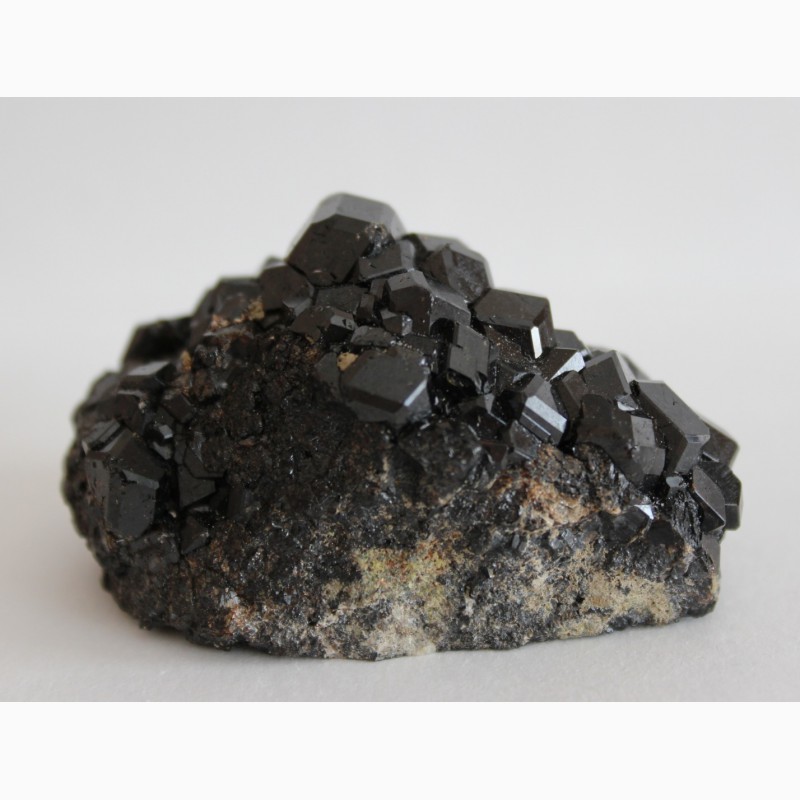 Фото 5. Андрадит (черный гранат), кристаллы на породе