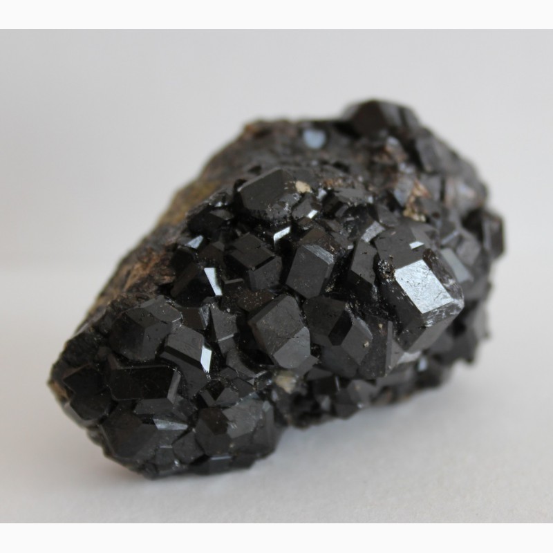 Фото 6. Андрадит (черный гранат), кристаллы на породе