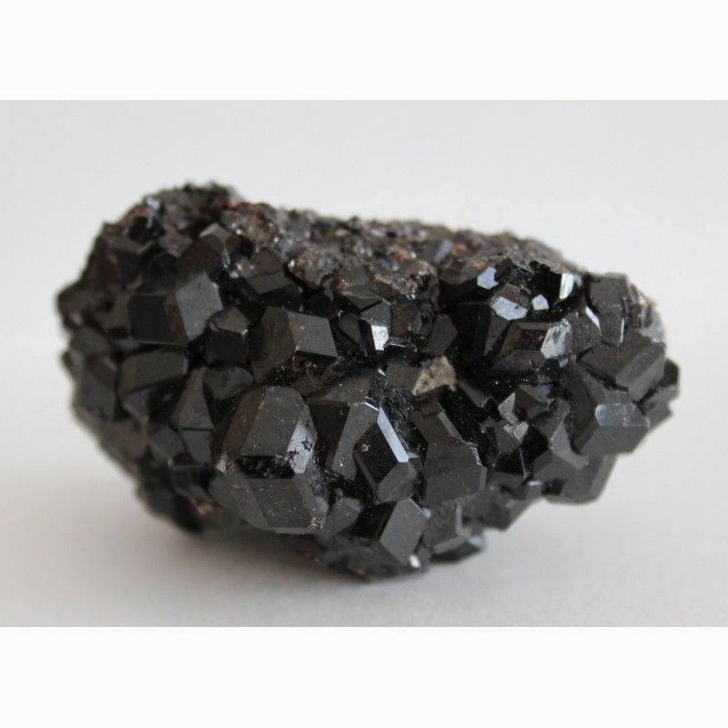 Фото 7. Андрадит (черный гранат), кристаллы на породе