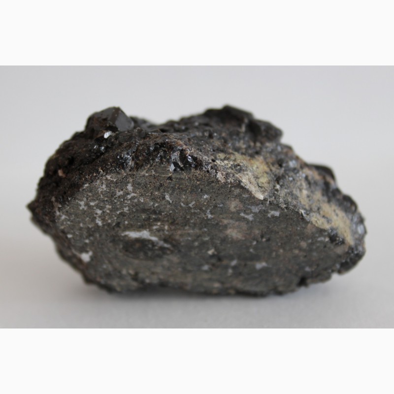 Фото 8. Андрадит (черный гранат), кристаллы на породе