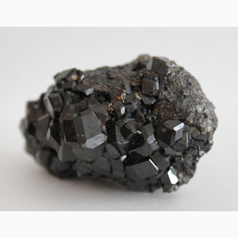 Фото 9. Андрадит (черный гранат), кристаллы на породе