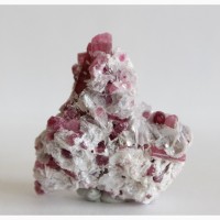 Кристаллы розового турмалина с полевым шпатом, лепидолитом, цеолитом