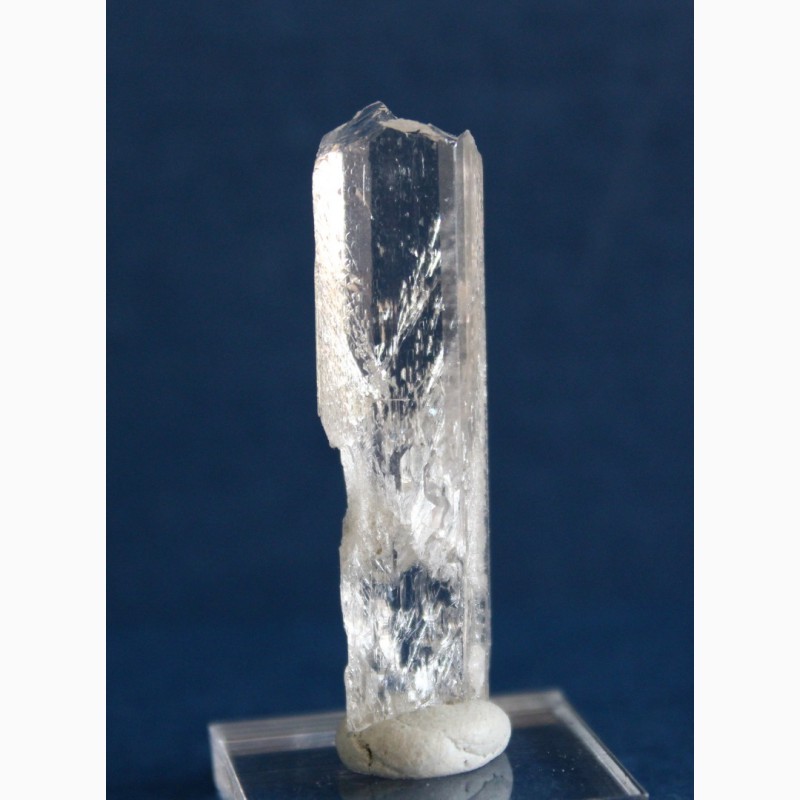 Фото 4. Данбурит, редкий по чистоте и прозрачности кристалл