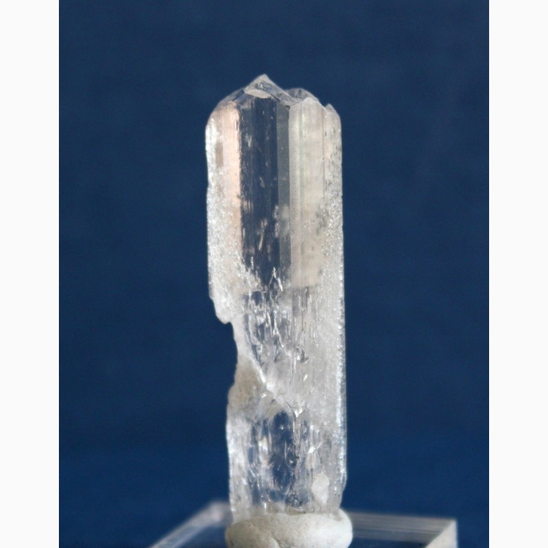 Фото 5. Данбурит, редкий по чистоте и прозрачности кристалл