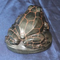 Индивидуальный оригинальный подарок из натурального камня талькохлорит Лягушка на кошельке