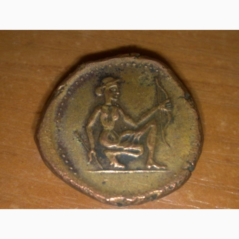 Фото 2. Древний Херсонес, реплика античной монеты, дева с луком и грифон