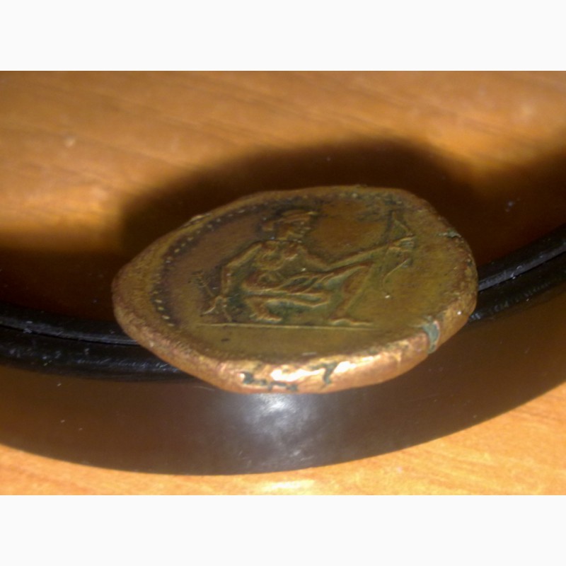 Фото 3. Древний Херсонес, реплика античной монеты, дева с луком и грифон
