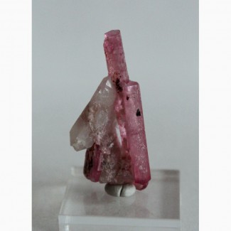 Розовый турмалин, кварц - сросток кристаллов
