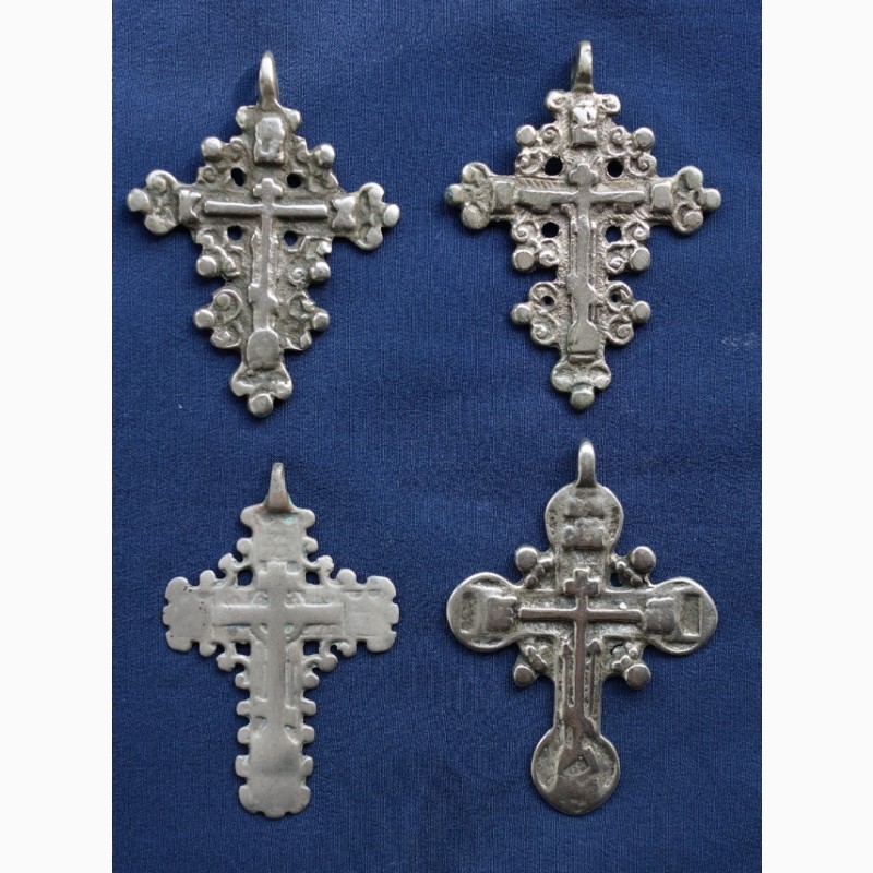 Фото 5. Конволют из 4-х наперсных серебряных крестов-тельников XV века