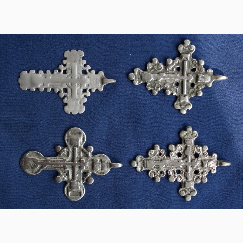Фото 7. Конволют из 4-х наперсных серебряных крестов-тельников XV века