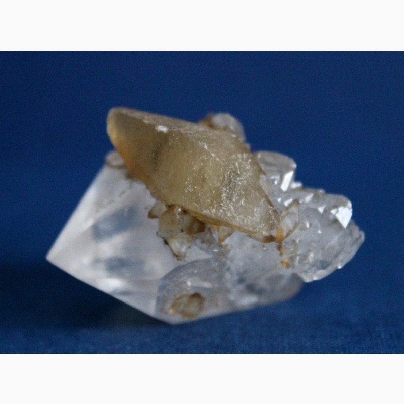 Двухголовый кварц с кристаллами кальцита (скаленоэдры)