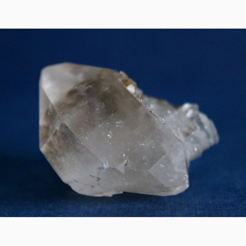 Фото 10. Двухголовый кварц с кристаллами кальцита (скаленоэдры)