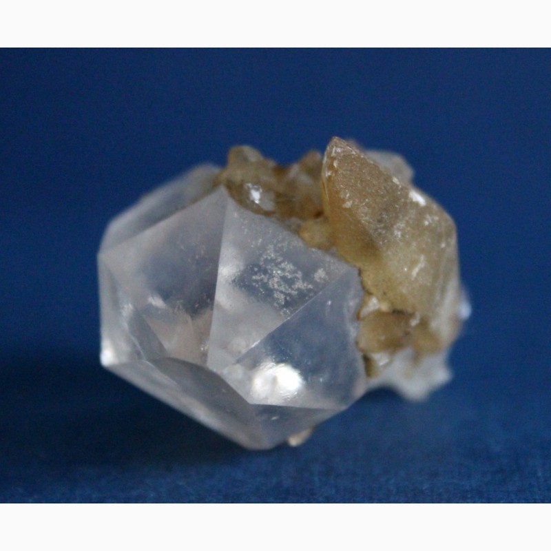 Фото 11. Двухголовый кварц с кристаллами кальцита (скаленоэдры)