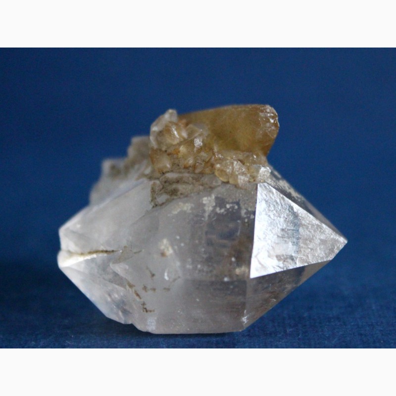 Фото 2. Двухголовый кварц с кристаллами кальцита (скаленоэдры)