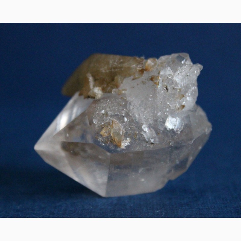 Фото 3. Двухголовый кварц с кристаллами кальцита (скаленоэдры)