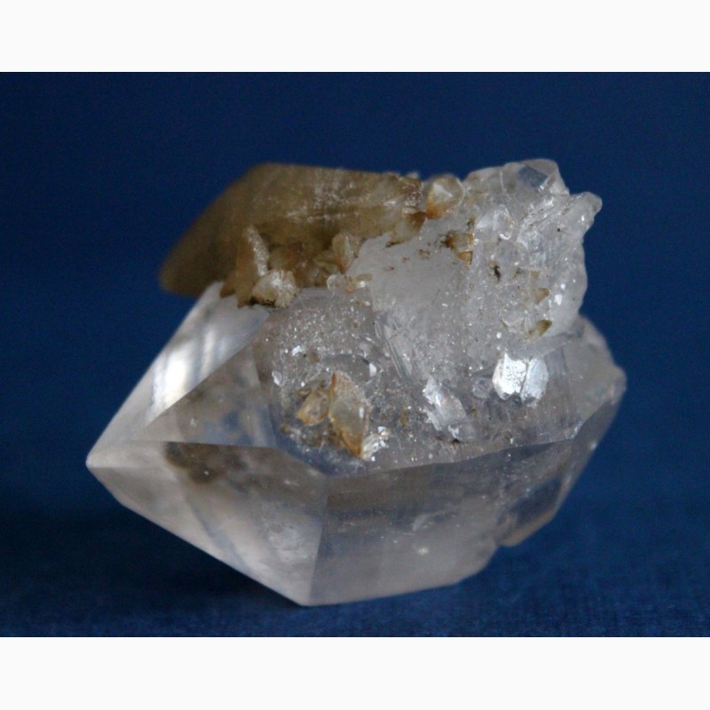 Фото 4. Двухголовый кварц с кристаллами кальцита (скаленоэдры)