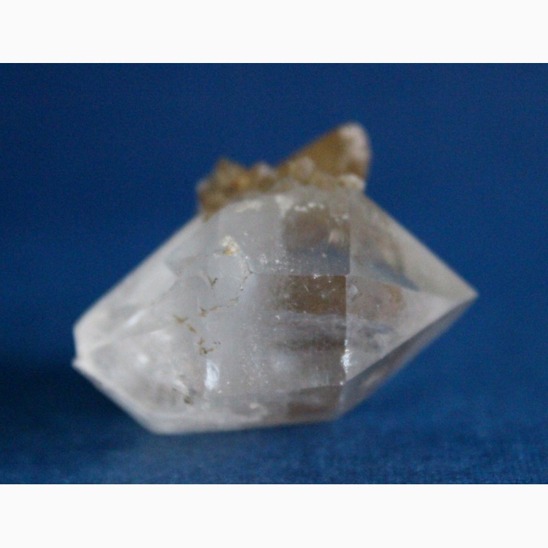 Фото 5. Двухголовый кварц с кристаллами кальцита (скаленоэдры)