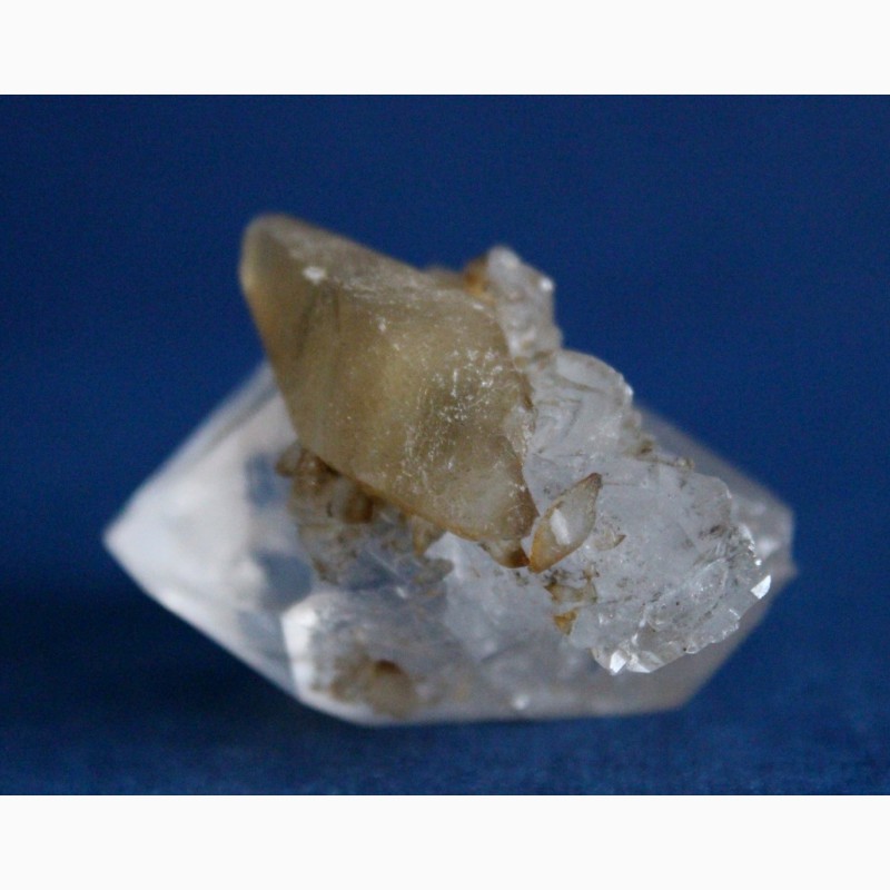 Фото 6. Двухголовый кварц с кристаллами кальцита (скаленоэдры)