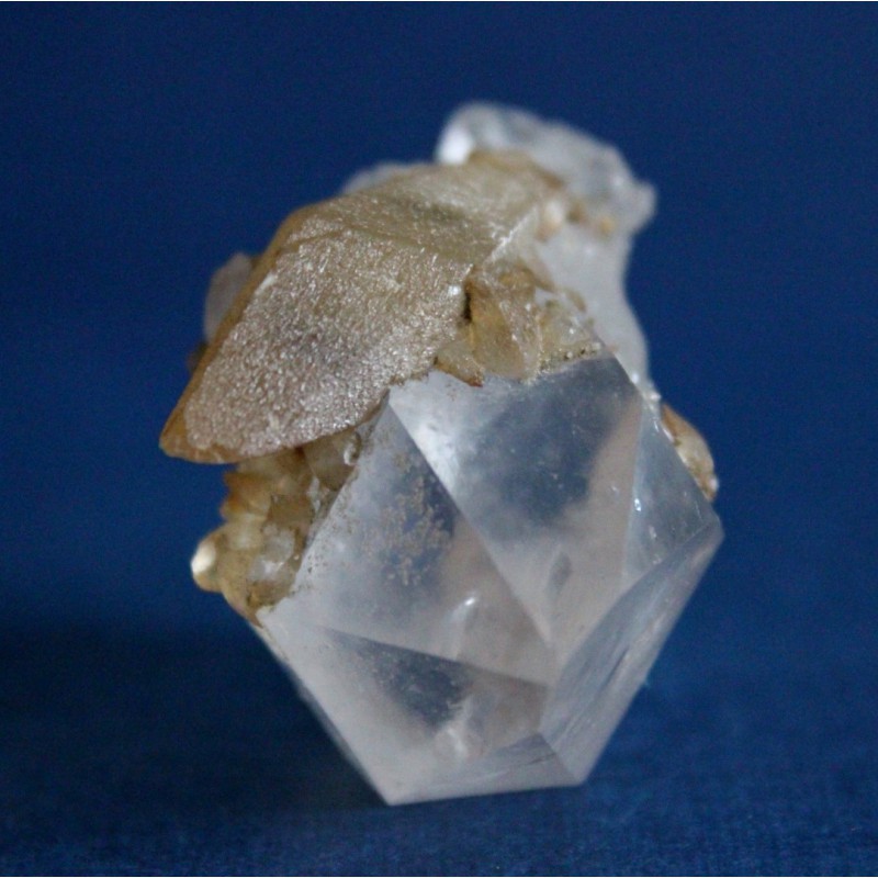 Фото 7. Двухголовый кварц с кристаллами кальцита (скаленоэдры)