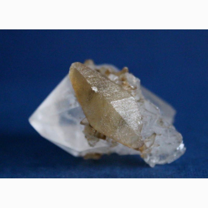Фото 8. Двухголовый кварц с кристаллами кальцита (скаленоэдры)