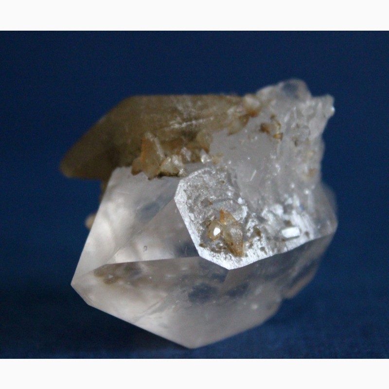Фото 9. Двухголовый кварц с кристаллами кальцита (скаленоэдры)