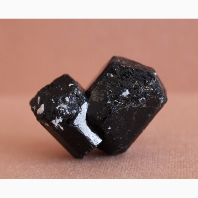 Фото 2. Черный турмалин (шерл), сросток кристаллов