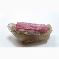 Кристаллы розового турмалина (рубеллита) на кристалле дымчатого кварца