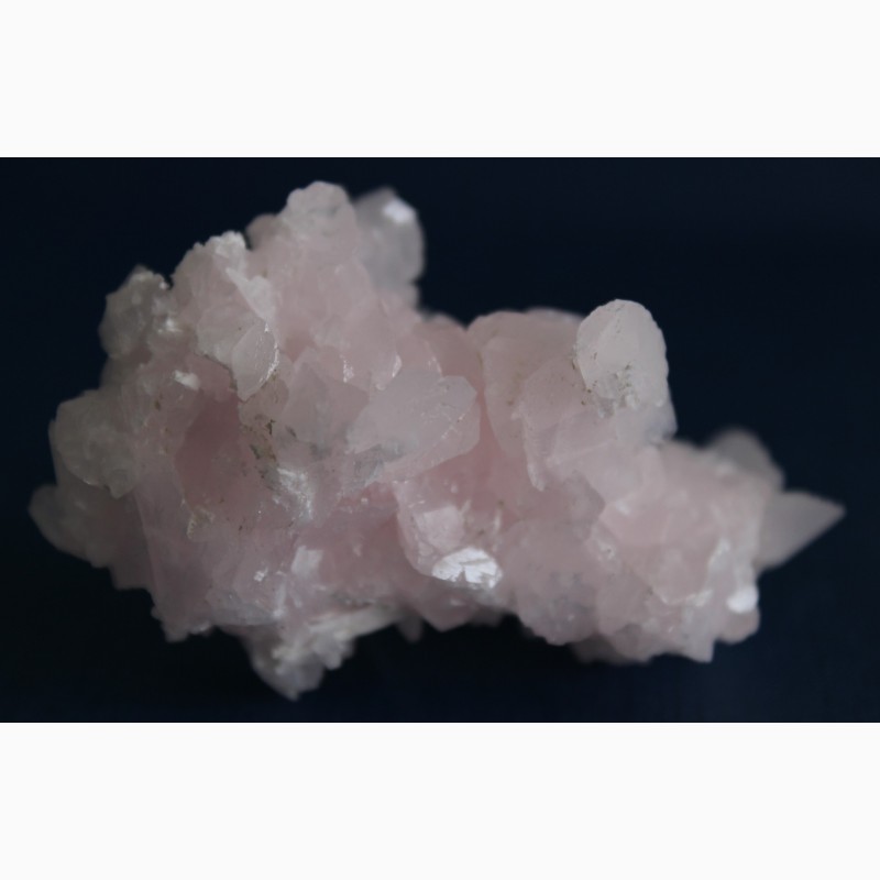Фото 2. Кальцит розовый, сросток дисковидных кристаллов