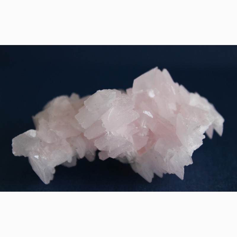 Фото 4. Кальцит розовый, сросток дисковидных кристаллов