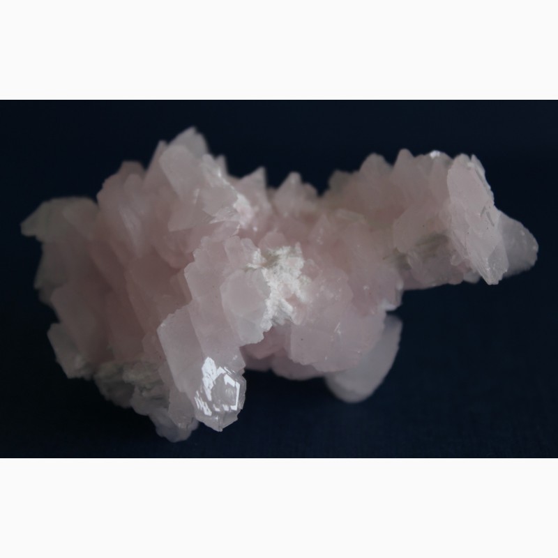 Фото 5. Кальцит розовый, сросток дисковидных кристаллов