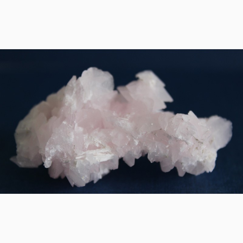 Фото 6. Кальцит розовый, сросток дисковидных кристаллов