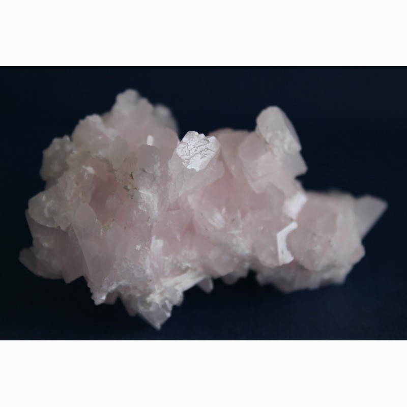 Фото 7. Кальцит розовый, сросток дисковидных кристаллов