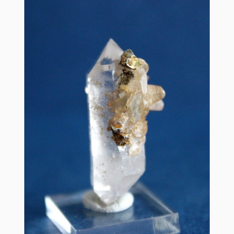 Фото 2. Кристаллы кальцита и пирита на двухголовом кварце