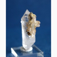 Кристаллы кальцита и пирита на двухголовом кварце